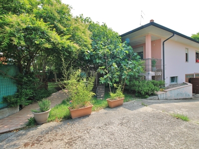 Casa indipendente con giardino in via garibaldi 17, Montebello Vicentino
