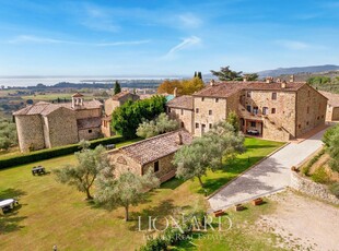 Antico borgo del 1600 convertito a relais con piscina in vendita in Umbria