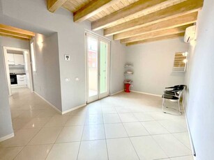Appartamento in Vendita ad Desenzano del Garda - 250000 Euro