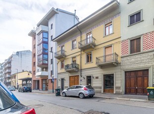 Appartamento in Via Bainsizza, Torino, 9 locali, 3 bagni, posto auto