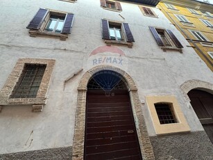Bilocale in Via del Palazzaccio, Foligno, 1 bagno, 103 m², 1° piano