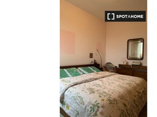 Camera in affitto in appartamento con 3 camere da letto a Milano