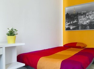 Camera in affitto in appartamento con 3 camere da letto a Milano