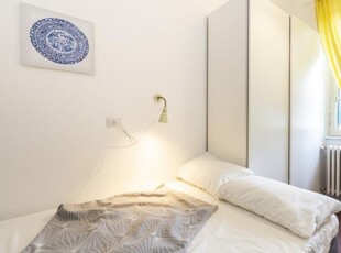Camera in affitto in appartamento con 3 camere da letto a Milano