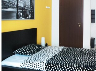 Camera in affitto in appartamento con 4 camere da letto a Milano