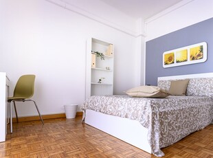 Camera in affitto in appartamento con 5 camere da letto a Milano