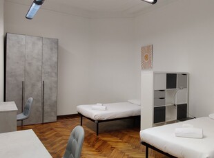 Camera in affitto in appartamento con 5 camere da letto a Milano