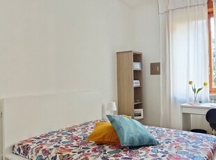 Camera in affitto in appartamento con 6 camere da letto a Milano