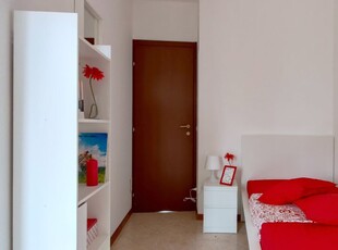 Camera in affitto in appartamento con 6 camere da letto a Milano