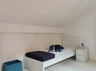 Camera in affitto in appartamento con 7 camere da letto a Milano