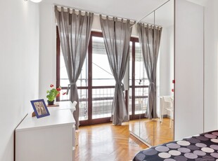 Camera in affitto in appartamento con 7 camere da letto a Milano