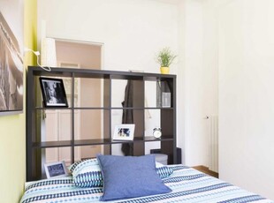 Camera in affitto in appartamento con 8 camere da letto a Milano