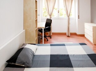Camera in affitto in appartamento con 8 camere da letto a Milano
