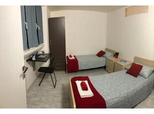 Camere in affitto in appartamento con 5 camere da letto a Ostiense