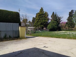 Capannone in Affitto a Chieti, zona Contrada Santa Filomena, 1'000€, 322 m²