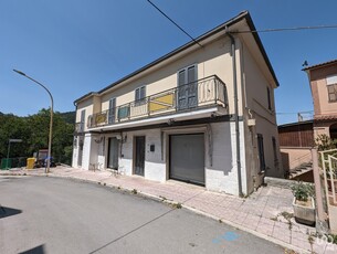 Casa indipendente 6 locali di 100 m² in Bussi sul Tirino