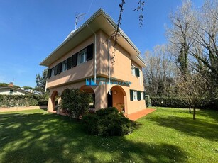 Casa Indipendente in Vendita a Massa, zona Ronchi, 850'000€, 170 m², arredato