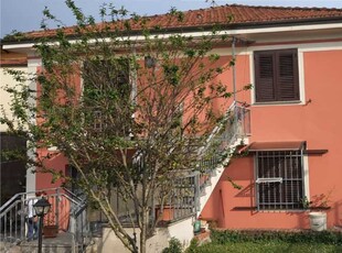 Casa Indipendente in Vendita ad Castelnuovo Magra - 250000 Euro