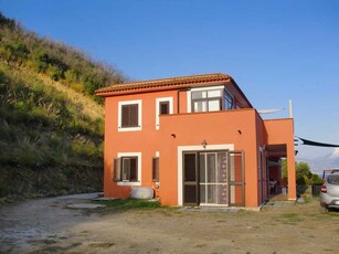 Casa Indipendente in Vendita ad San Giovanni a Piro - 150000 Euro