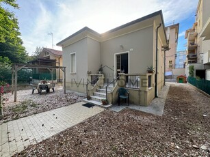 Casa indipendente in Via pescara, Rimini, 5 locali, 1 bagno, arredato