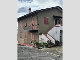 Casa Semi Indipendente in Vendita a Massa, zona Romagnano, 210'000€, 130 m²