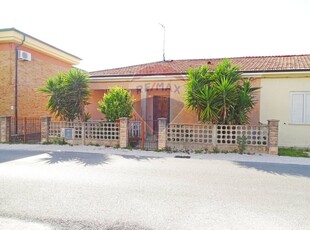 Casa semindipendente a Fano, 3 locali, 1 bagno, giardino privato