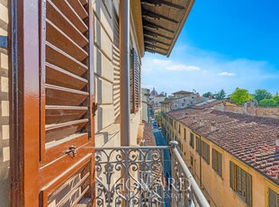 Elegante e Prestigioso Attico in Vendita in una Zona Residenziale Esclusiva di Firenze