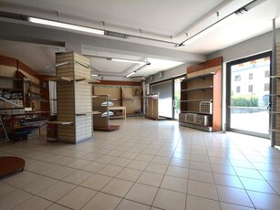 Immobile commerciale in Affitto a Lucca, zona Sant'Anna, 1'600€, 120 m²