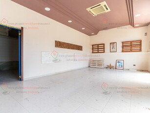 Immobile commerciale in Vendita a Siracusa, zona Tisia Tica Zecchino, 115'000€, 100 m²