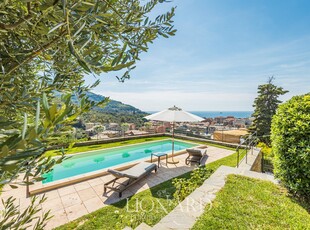 In vendita a pochi chilometri dalle Cinque Terre questa meravigliosa villa offre relax nel verde del proprio giardino con piscina