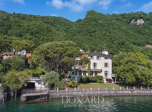 In vendita splendida villa con parco, piscina e darsena