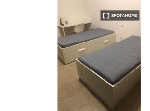 Letto per donne in affitto in appartamento con 4 camere da letto a Roma