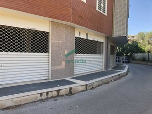 Locale Commerciale in Affitto ad Bari - 2000 Euro