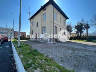 Locale Commerciale in Affitto ad Lucca - 3500 Euro