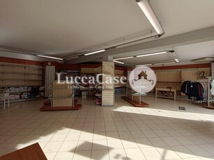 Locale commerciale in affitto, Lucca sant'anna