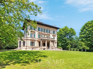 Monumentale villa d'epoca circondata da parco privato in vendita in Liguria nei pressi di Genova