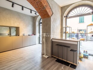 Negozio in Affitto a Lecco, 1'100€, 30 m²