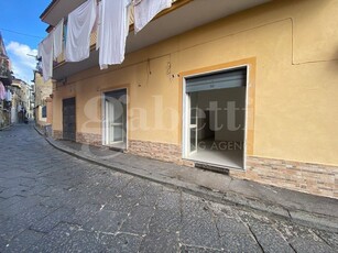 Negozio in Affitto a Napoli, 450€, 50 m²