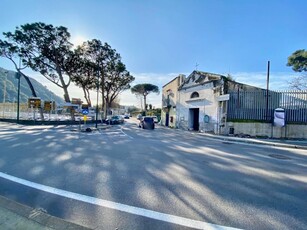 Negozio in Vendita a Napoli, zona Fuorigrotta, 420'000€, 750 m²