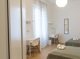 Posto letto in affitto in appartamento con 5 camere da letto a Roma