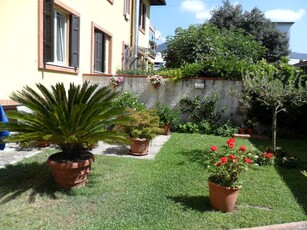 Quadrilocale con giardino a Massa