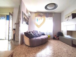 Quadrilocale in Vendita a Brindisi, zona Paradiso, 85'000€, 103 m²