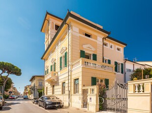 Residenza con caratteristica torretta panoramica finemente ristrutturata a Viareggio