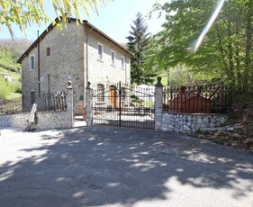 Rustico-Casale-Corte in Vendita ad Molazzana - 250000 Euro