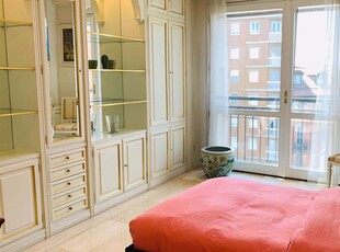 Stanza in affitto in appartamento con 6 camere da letto a Milano, Milano