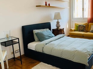 Stanza in affitto in appartamento con 6 camere da letto a Milano, Milano