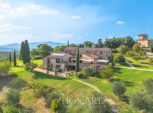 Tenuta di lusso con podere, villa e cottage in Toscana sulle colline maremmane