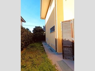 Trilocale in Vendita a Massa, zona Marina di Massa, 240'000€, 70 m², con Box