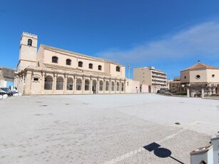 Trilocale in Vendita a Siracusa, zona Piazza Santa Lucia, 85'000€, 117 m²