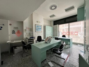 Ufficio in Affitto a Arezzo, 3'000€, 226 m²
